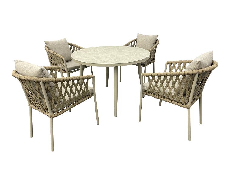Ensemble de jardin avec table ronde et quatre chaises tressées avec coussins.