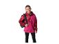 Fille souriante en veste rose et rouge avec un sac à dos noir.