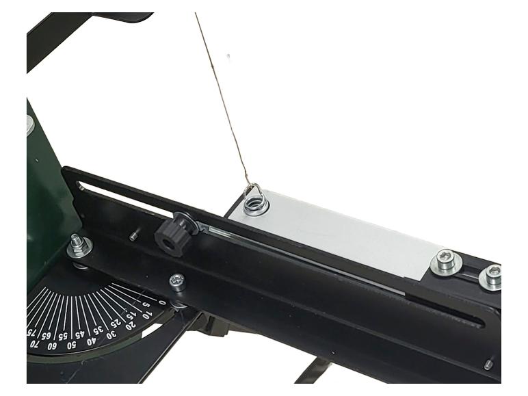 Détail d'un coupe-carreaux avec rapporteur et fil de coupe.