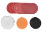 Un ensemble de disques de ponçage rouges, un tampon de polissage en laine blanche, un tampon éponge orange et un tampon éponge noir.