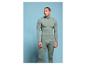 Un homme en sous-vêtements thermiques verts.