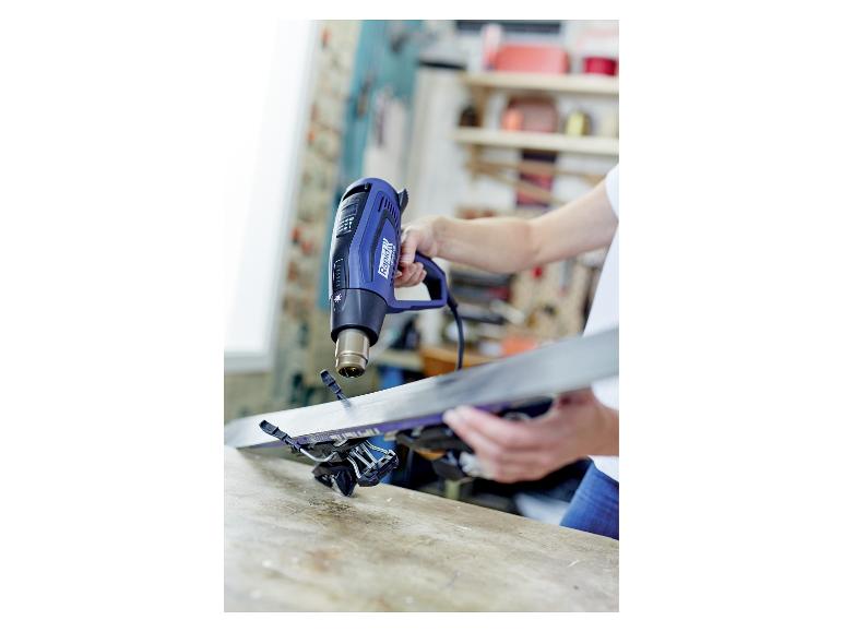 Personne utilisant un pistolet thermique LIVARNO® pour farter des skis.