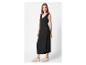 Robe noire portefeuille et baskets : mode féminine élégante.