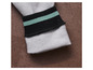 Pull gris avec une bande noire et verte.