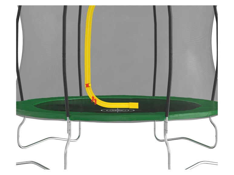Un trampoline avec filet de sécurité et échelle jaune