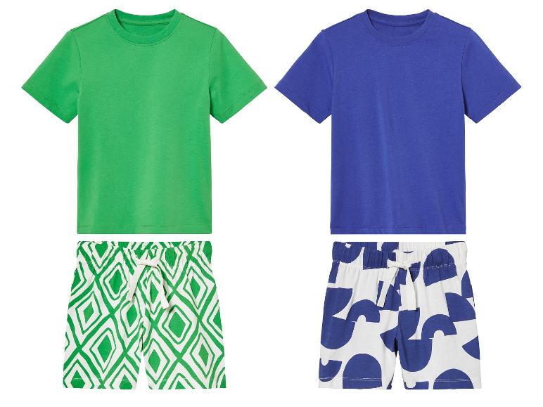 T-shirts et shorts enfant : motifs géométriques verts et bleus.