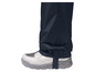 Jambes de pantalon bleues avec une bande réglable et des baskets grises.