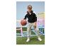 Adolescent en jogging gris et sweat à capuche noir tenant un ballon de basket