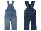 Deux salopettes en jean bleu pour bébés.