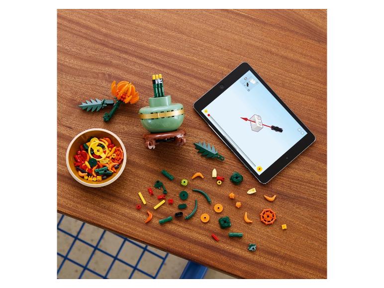 Pièces de construction colorées et instructions numériques sur une tablette