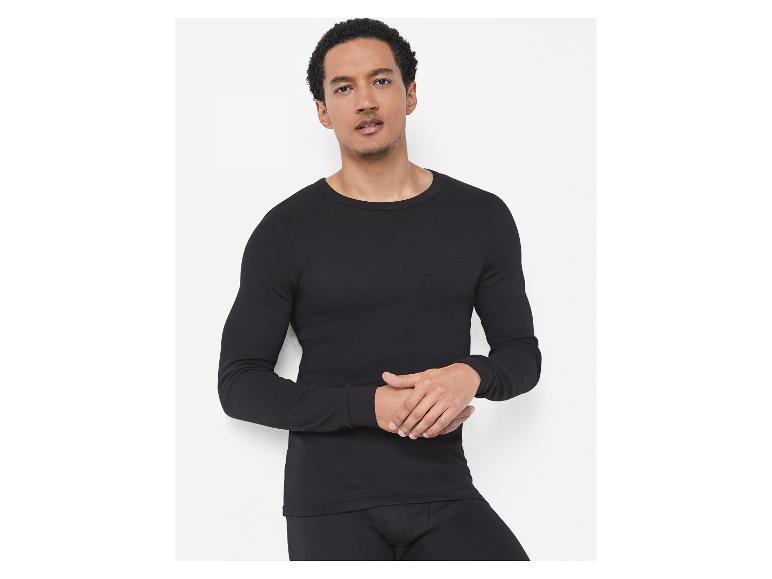 Homme en sous-vêtement thermique noir à manches longues et caleçon