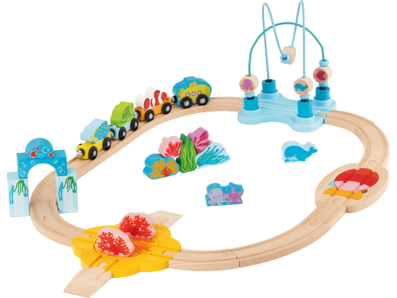 Ensemble de train en bois sur le thème marin avec rails, train, décorations et labyrinthe de perles.