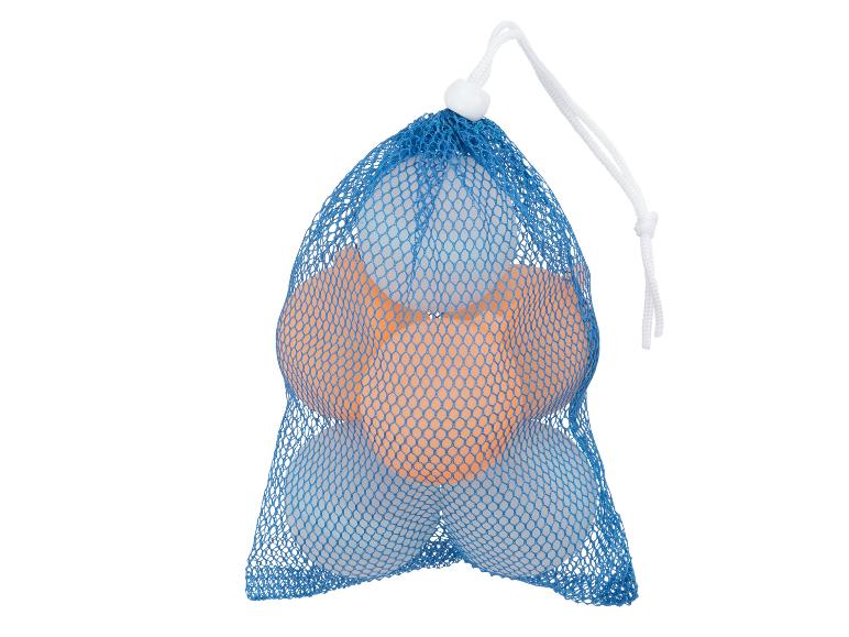 Sac en filet bleu avec balles de tennis de table blanches et oranges