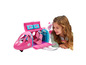 Un jouet d'avion rose Barbie avec un enfant à côté.