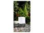 Une lampe extérieure blanche dans un panier tressé, dans un jardin avec des pierres.