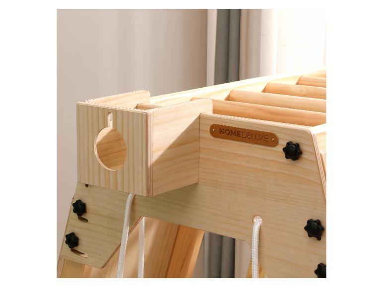 Détail d'une structure de jeu en bois clair avec le logo 'HOME DELUXE'.
