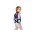 Garçon en veste de baseball bleue avec imprimé araignée et jean gris.