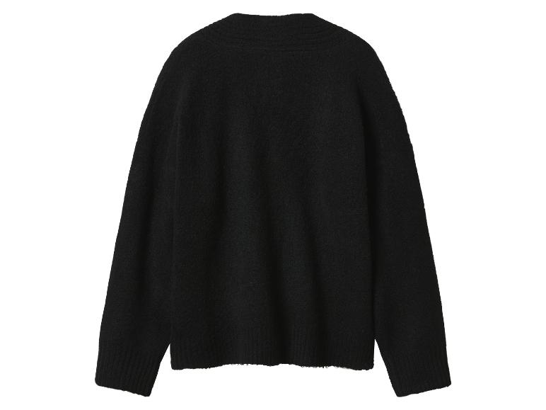 Pull en maille noir à manches longues et col rond.