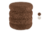 Poufs ronds empilés en tissu bouclé marron, avec des échantillons de couleur marron et beige.