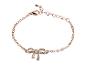 Un bracelet doré avec un pendentif en forme de nœud décoré de pierres.
