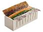 Une boîte en plastique avec du nori, du concombre et de la carotte pour faire des sushis.