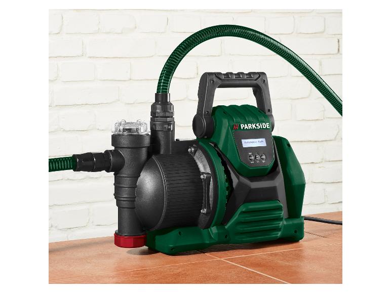 Pompe à eau PARKSIDE verte et noire avec tuyau et panneau de commande sur une surface carrelée.