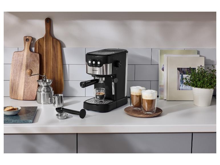Machine à expresso SILVERCREST® SEMB 1100 B1 sur un plan de travail avec accessoires.