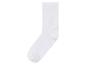 Une chaussette blanche avec une texture côtelée.