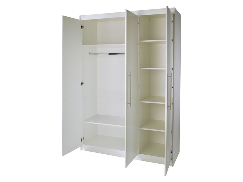 Une armoire blanche avec trois portes, des étagères et une barre de penderie.