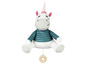 Une licorne en peluche blanche avec un t-shirt rayé turquoise et un anneau en bois.