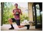 Homme faisant des fentes avec un kettlebell, vêtu du t-shirt technique pour homme CRIVIT.