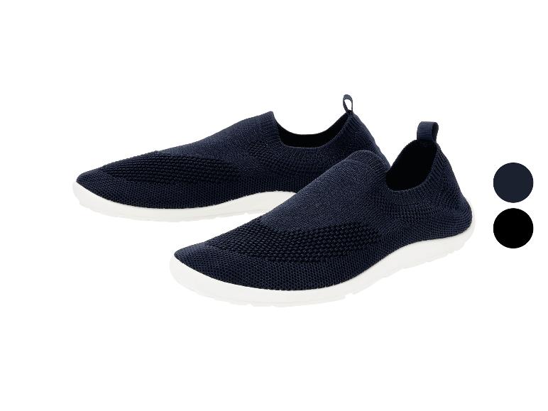 Chaussures slip-on bleues avec semelles blanches et échantillons de couleurs.