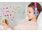Fille avec casque et téléphone, entourée de notes de musique.