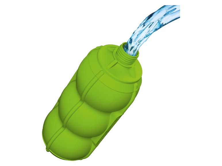 Bouteille d'eau verte avec de l'eau qui se verse dedans