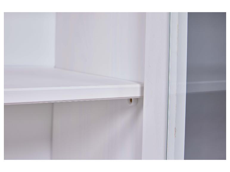 Armoire blanche avec étagères et porte en verre.