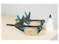 Deux serre-joints Wolfcraft sur une surface en bois avec un flacon de colle.