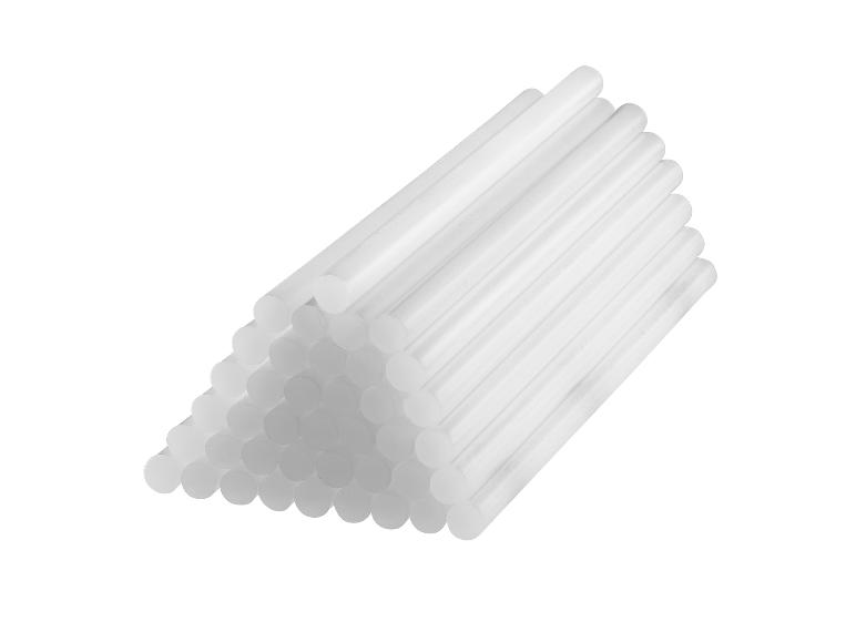 Une pile de bâtonnets de colle pour un pistolet à colle.