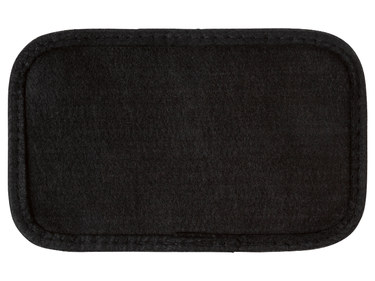 Écusson rectangulaire noir avec bordure cousue.