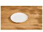 Assiette blanche vide sur une table en bois avec des ombres de feuilles