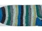 Gros plan d'une chaussette tricotée rayée multicolore en bleu, vert, gris et blanc.