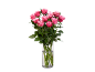 Bouquet de roses roses dans un vase en verre avec de l'eau sur fond noir.