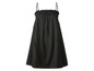Une robe noire à volants et bretelles fines.