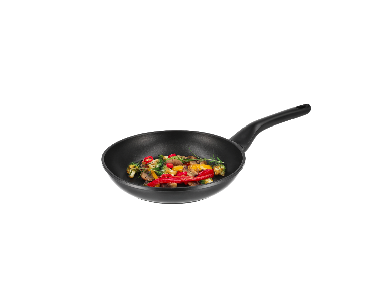 Légumes sautés dans une poêle noire.