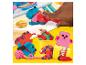 Pâte à modeler pour enfants de diverses couleurs et formes d'animaux, avec une main qui joue.