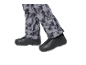 Pantalon gris à motifs et chaussures noires.