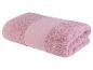Une serviette de bain rose avec un motif.