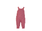 Salopette bébé en tricot rose avec boutons en bois sur les bretelles.