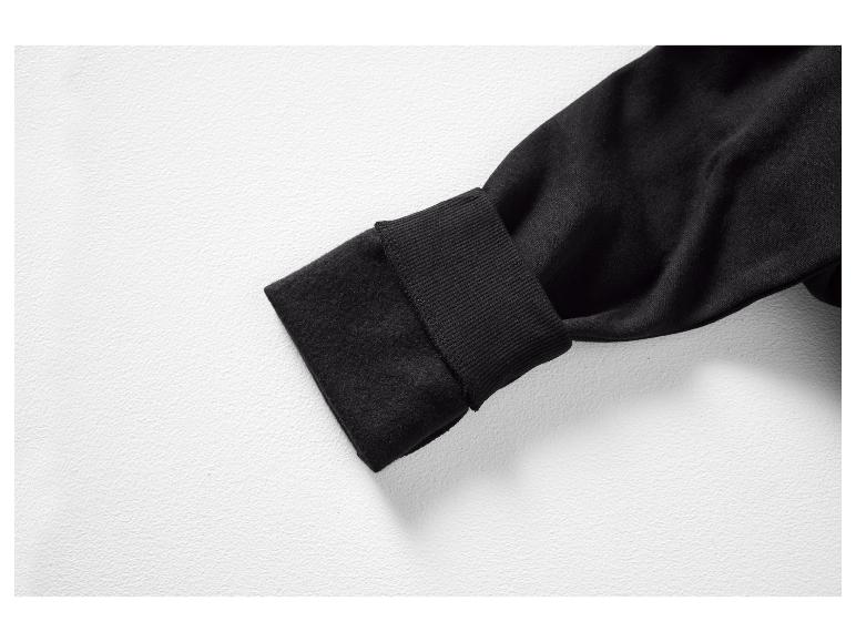 L'intérieur noir d'une manche de pull.