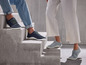Deux personnes portant des baskets Ecco bleues et grises.