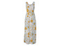 Une longue robe bleue à imprimé floral.